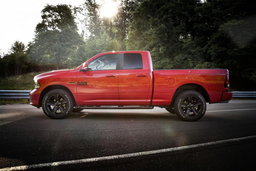  Dodge Ram 1500 Sport Night Quad Cab 2016 года  (фото 2 из 9)